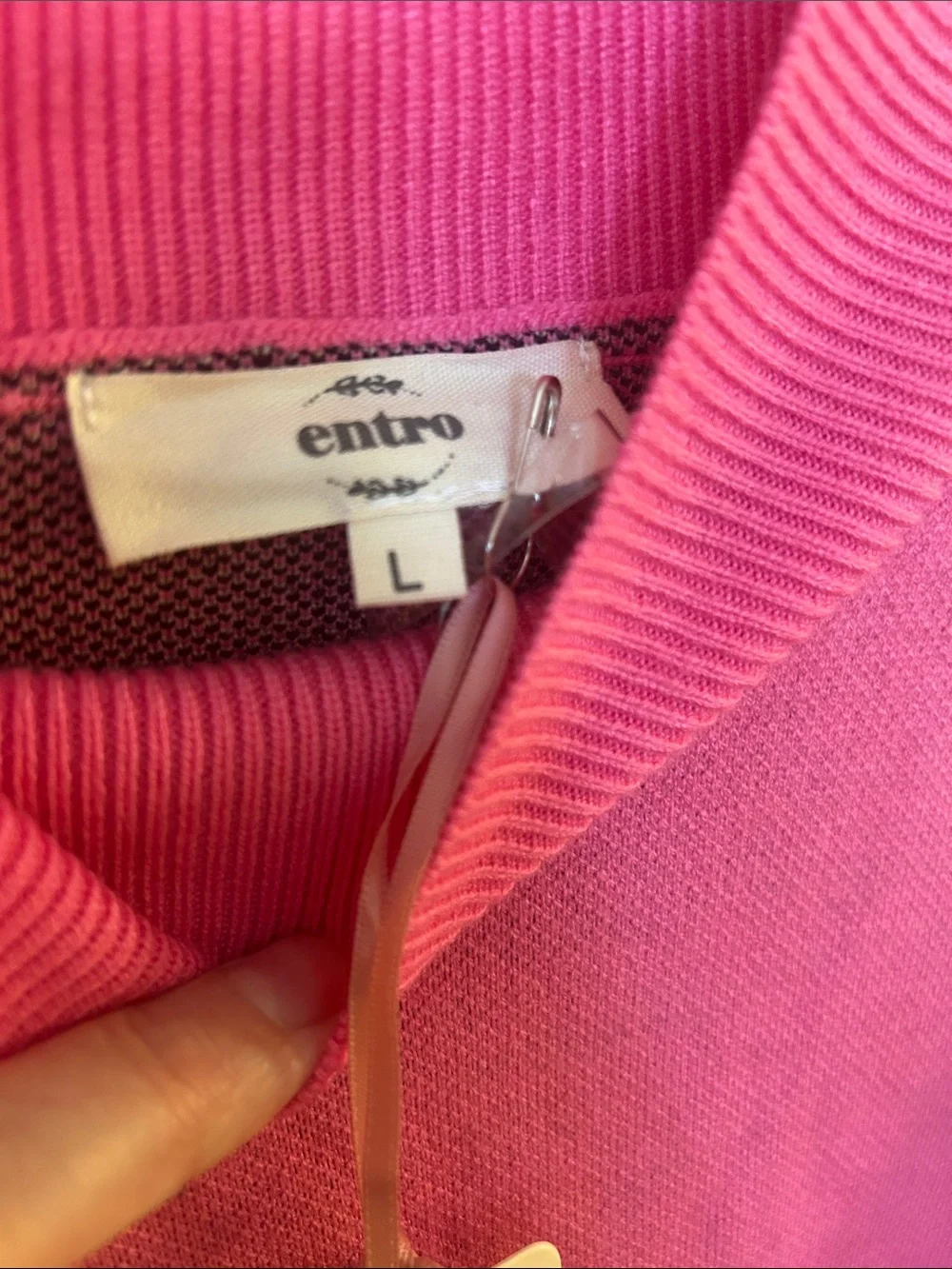 entro Womenโs Large Sweater Bright Pink Mock Neck Animal Print Cowboy Hats NWT - Picture 3 of 16